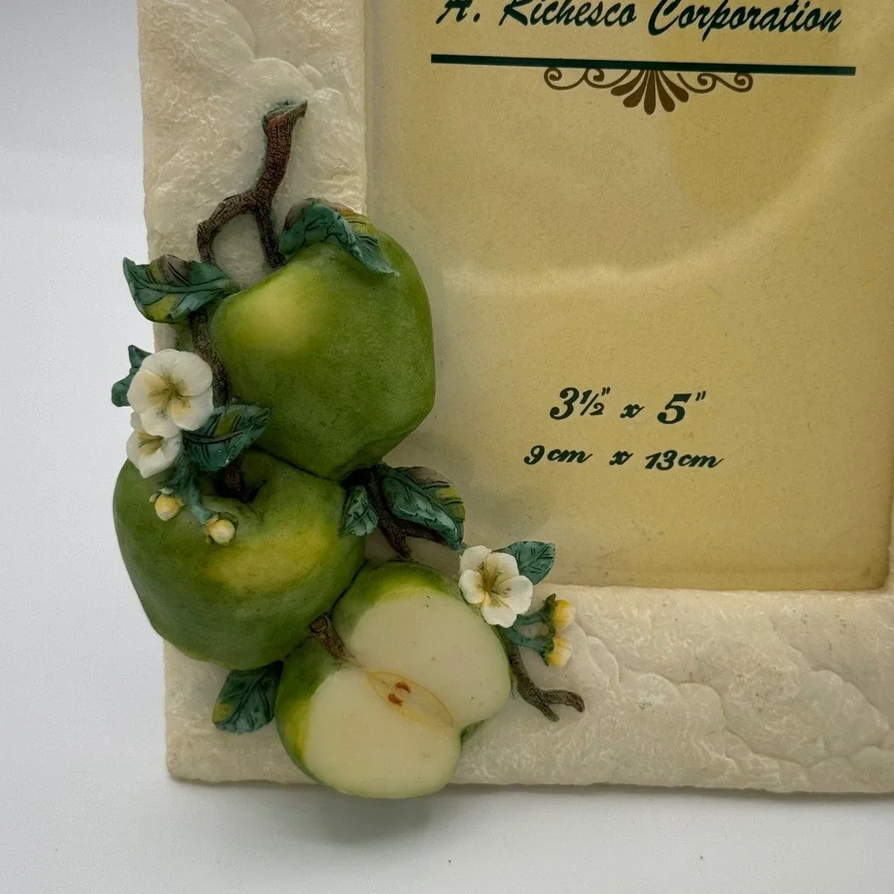 A Richesco Corp Vintage Apple Floral 3D Resin Picture Frame 3.5x5 Handpainted